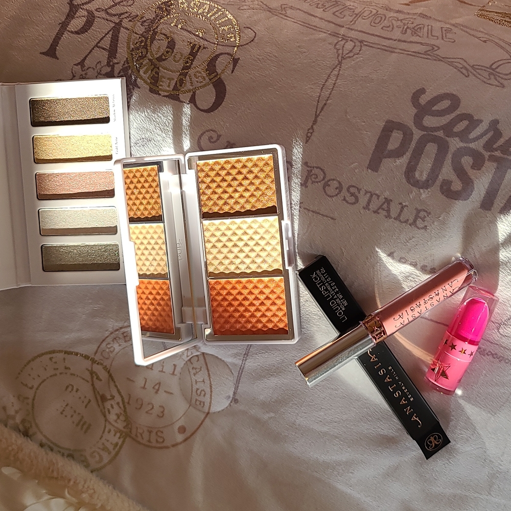 BRAND NEW MAKEUP! - Picture 1 of 6